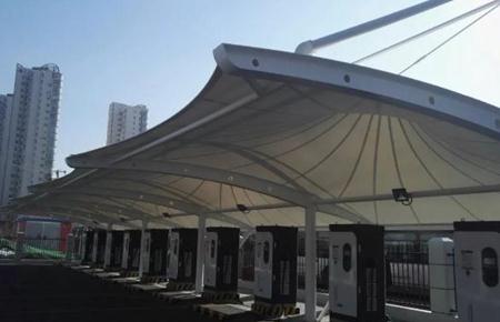 2021新款钢膜结构停车棚