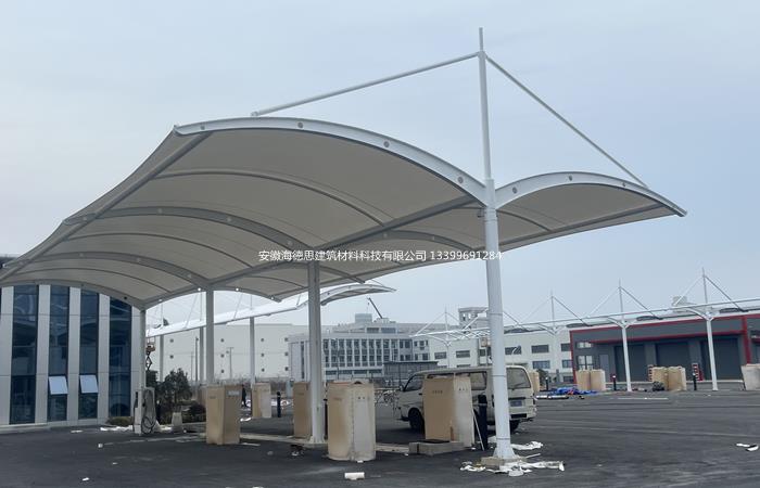 膜结构车棚：现代城市空间的优雅守护者